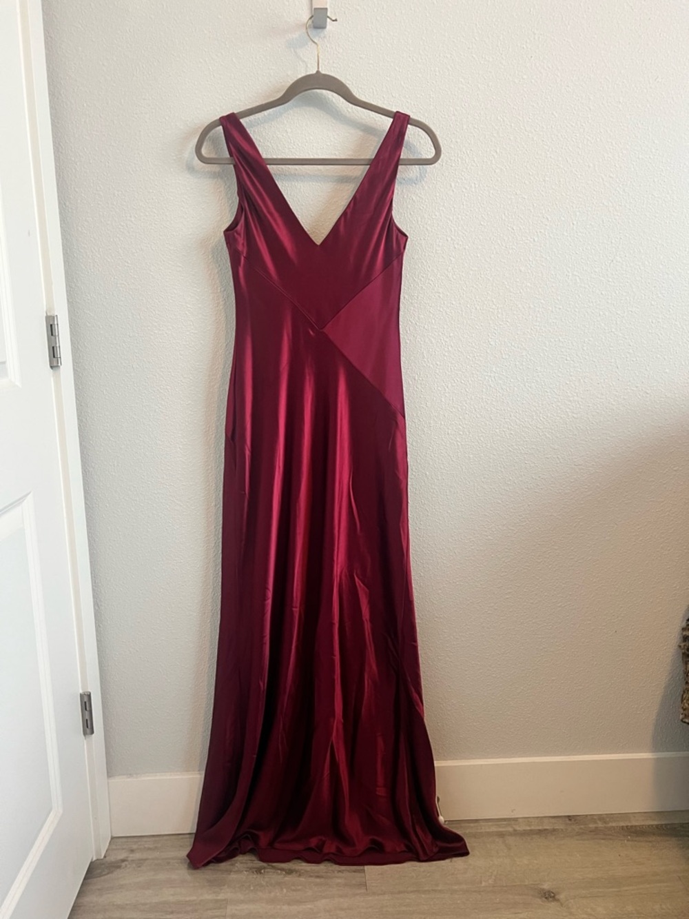 Elegant Burgundy V-Neck Satin Evening Dress - Picture 4 of 4